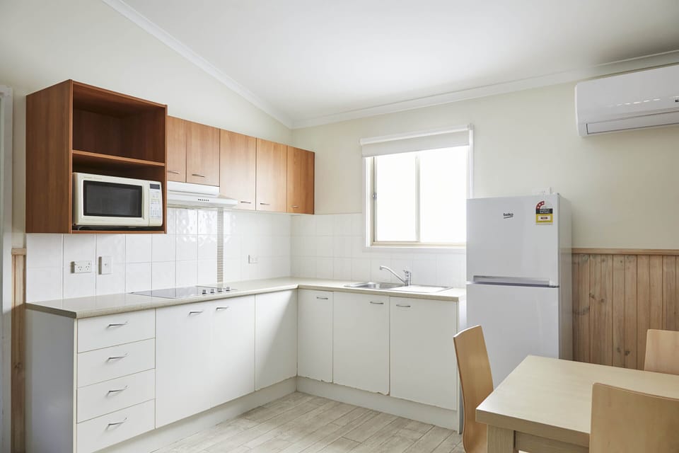 Creek Ridge Bungalow | Private kitchen | Fridge, microwave, electric kettle, cookware/dishes/utensils
