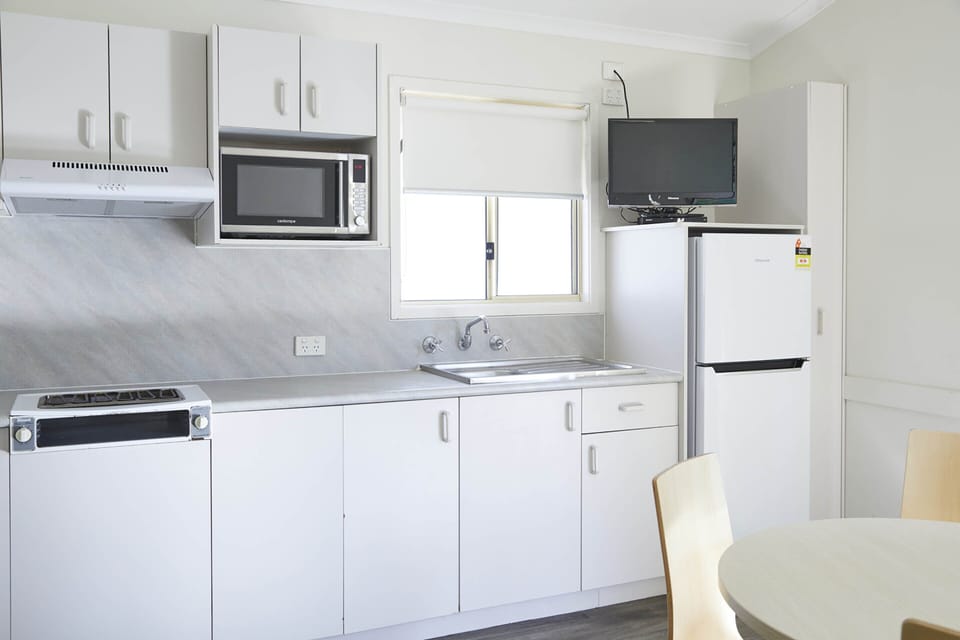 Cabin | Private kitchen | Fridge, microwave, electric kettle, cookware/dishes/utensils