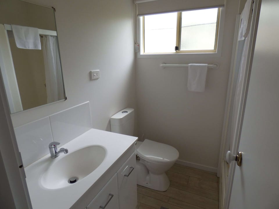Bungalow | Bathroom | Shower, free toiletries, hair dryer, towels