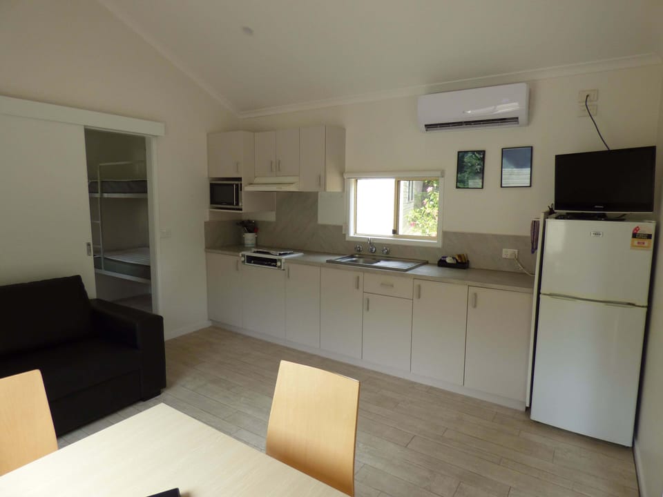 Bungalow | Private kitchen | Fridge, microwave, stovetop, electric kettle