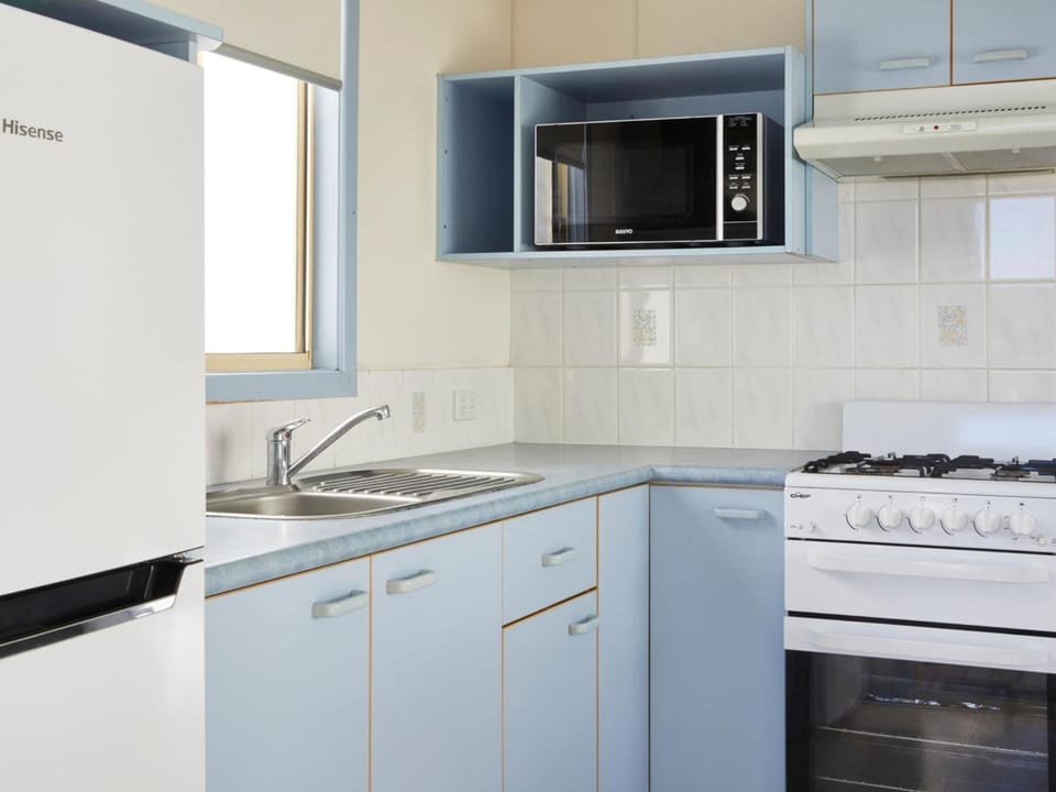 Coffee/tea maker, fridge, microwave, stovetop