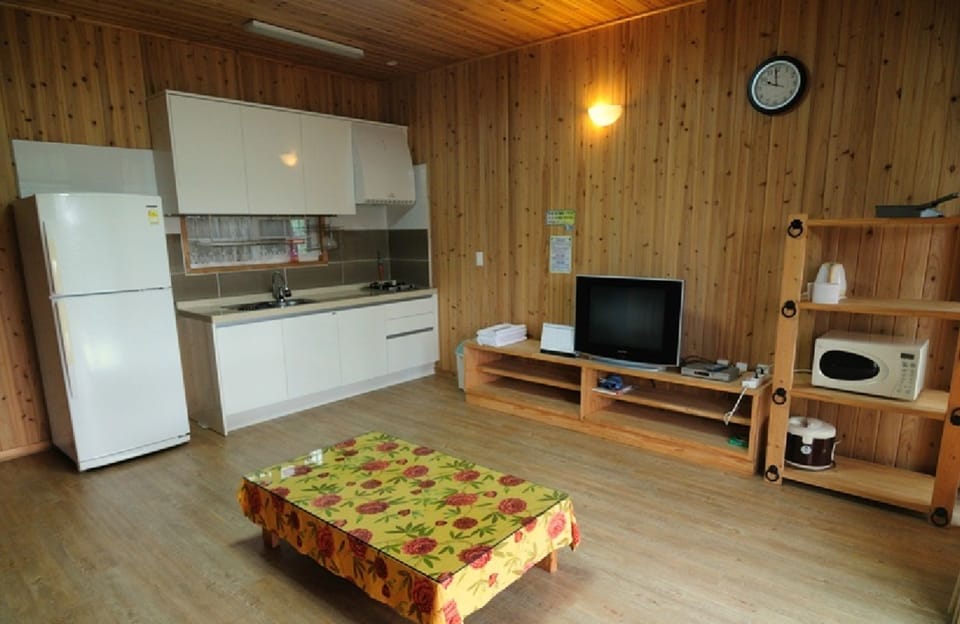 Deluxe Room (A) | Living area | Flat-screen TV