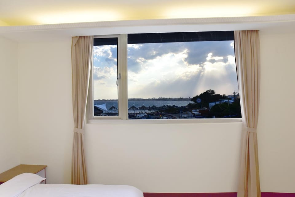 1 bedroom, desk, blackout drapes, soundproofing