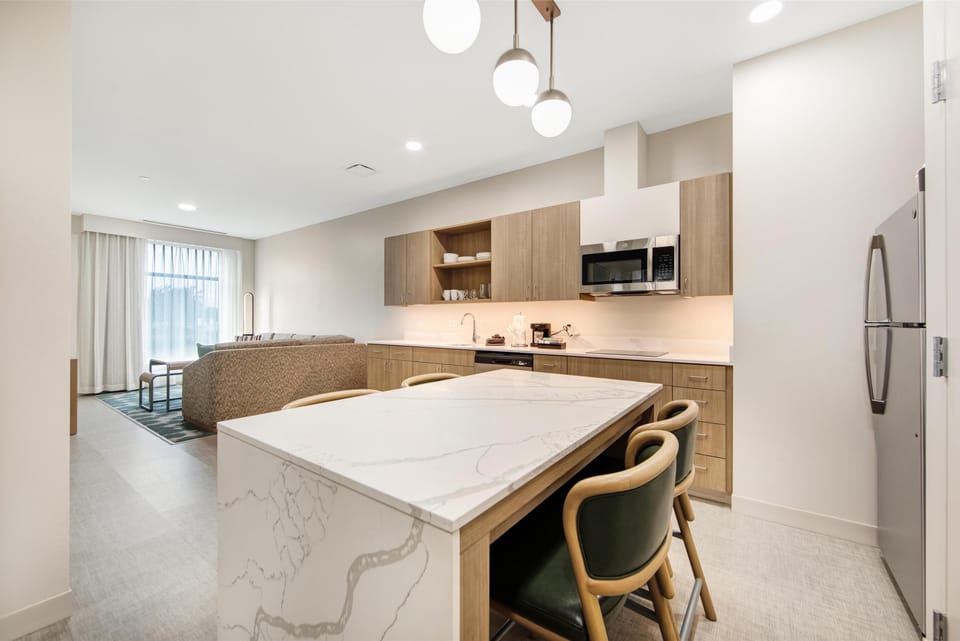 Full-size fridge, microwave, stovetop, dishwasher