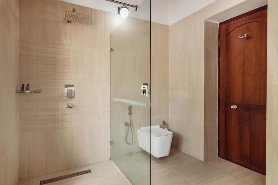 Standard Room | Bathroom | Shower, rainfall showerhead, free toiletries, hair dryer