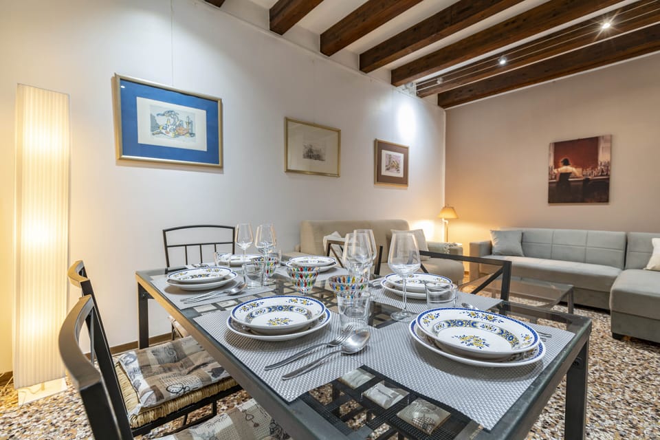 Apartment, 2 Bedrooms | Dining room