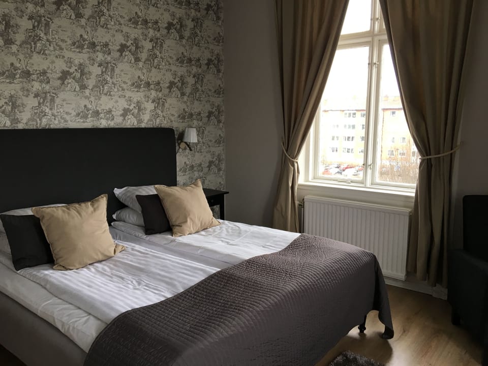 Standard Twin Room, Private Bathroom | Desk, blackout drapes, iron/ironing board, free WiFi