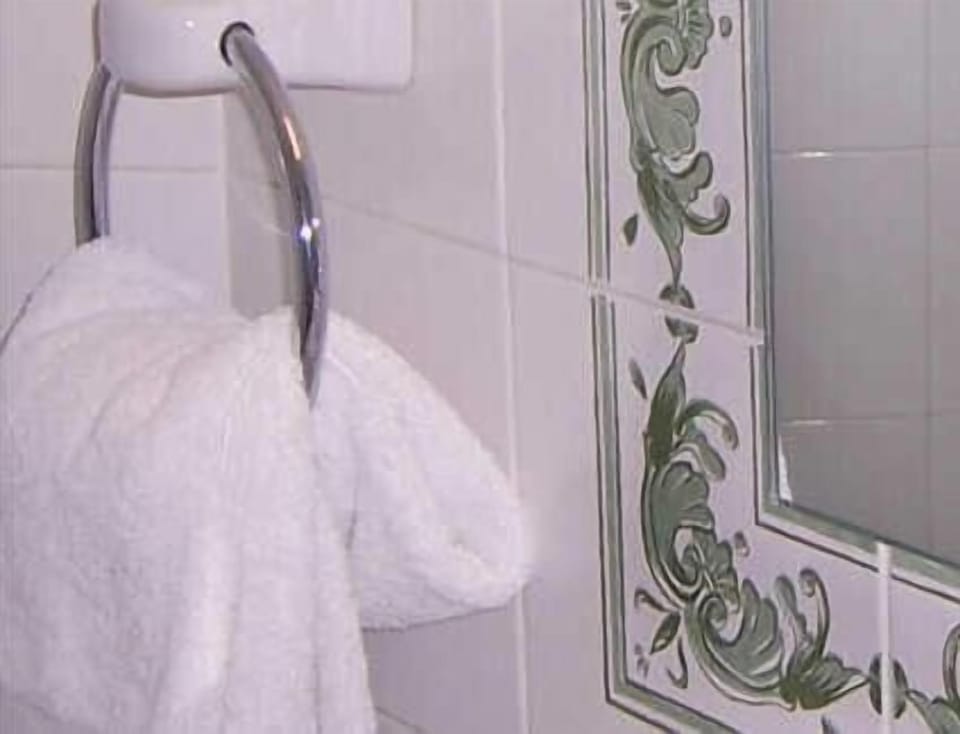 Deep soaking tub, free toiletries, hair dryer, towels