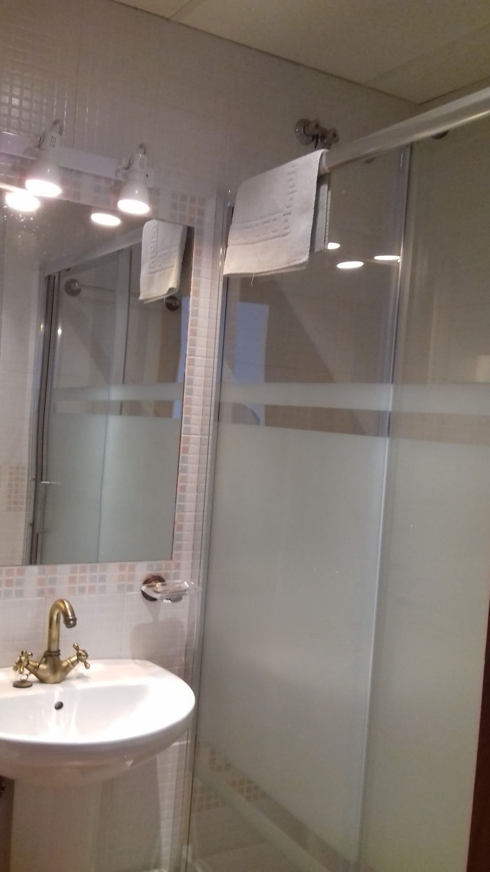 Standard Twin Room | Bathroom | Free toiletries, towels, soap, shampoo