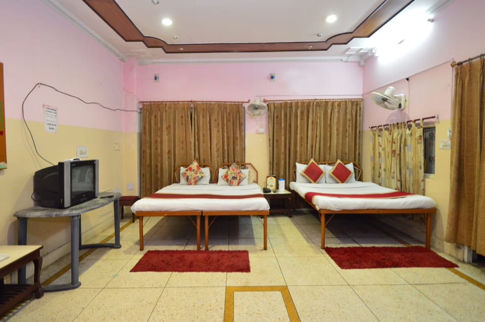 Family Room (Non AC) | In-room safe, desk, soundproofing, free WiFi