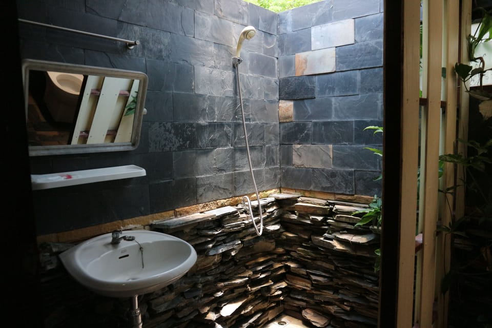 Deluxe Room, 1 Bedroom, Non Smoking, Courtyard View | Bathroom | Shower, free toiletries, towels, soap