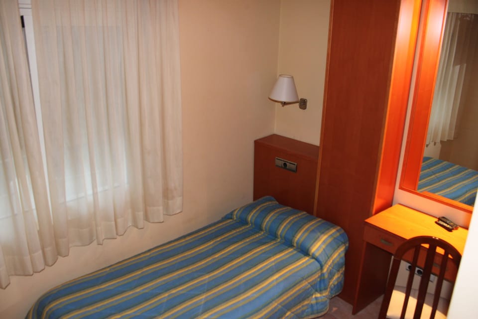 Single Room | Desk, soundproofing, WiFi (free), bed sheets