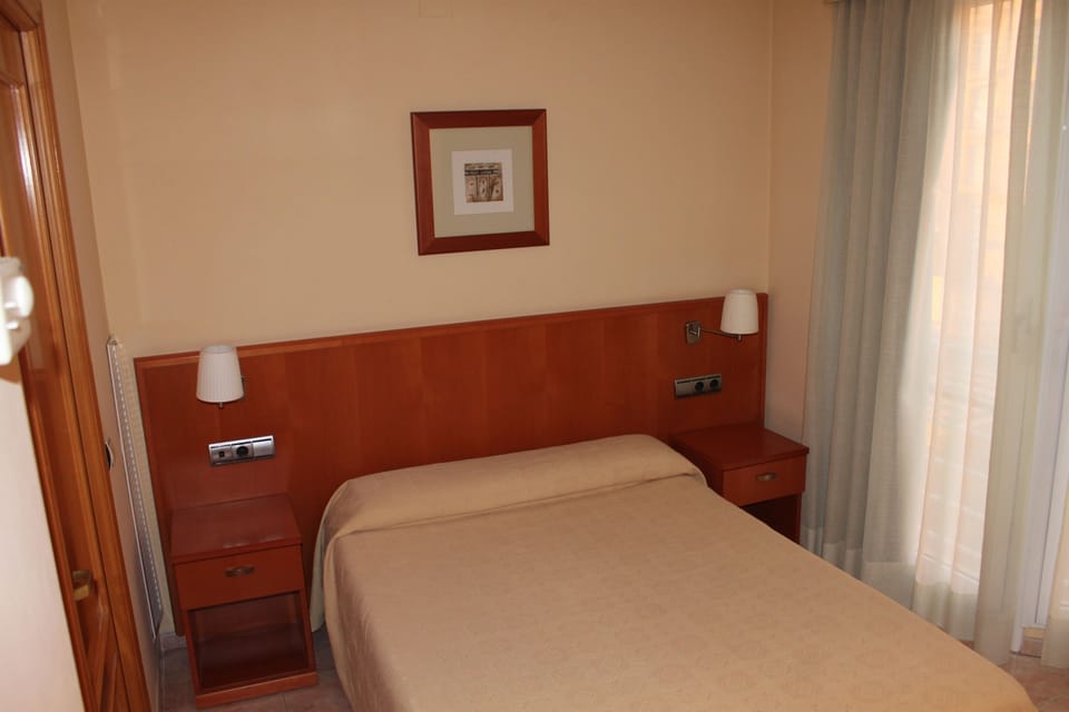 Desk, soundproofing, WiFi (free), bed sheets