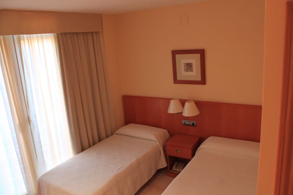 Double Room | Desk, soundproofing, WiFi (free), bed sheets
