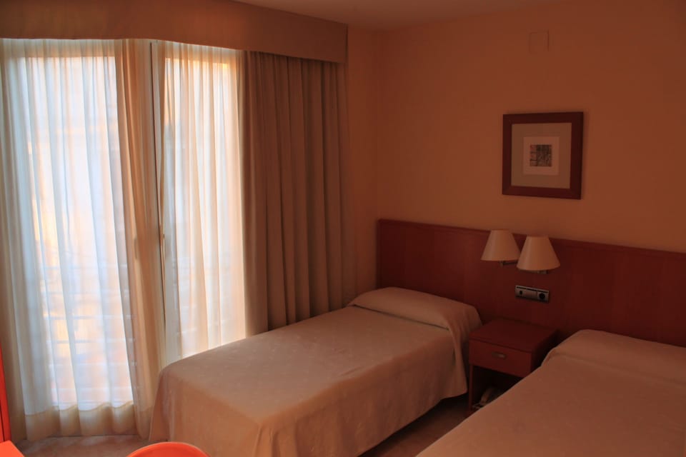 Double Room | Desk, soundproofing, WiFi (free), bed sheets
