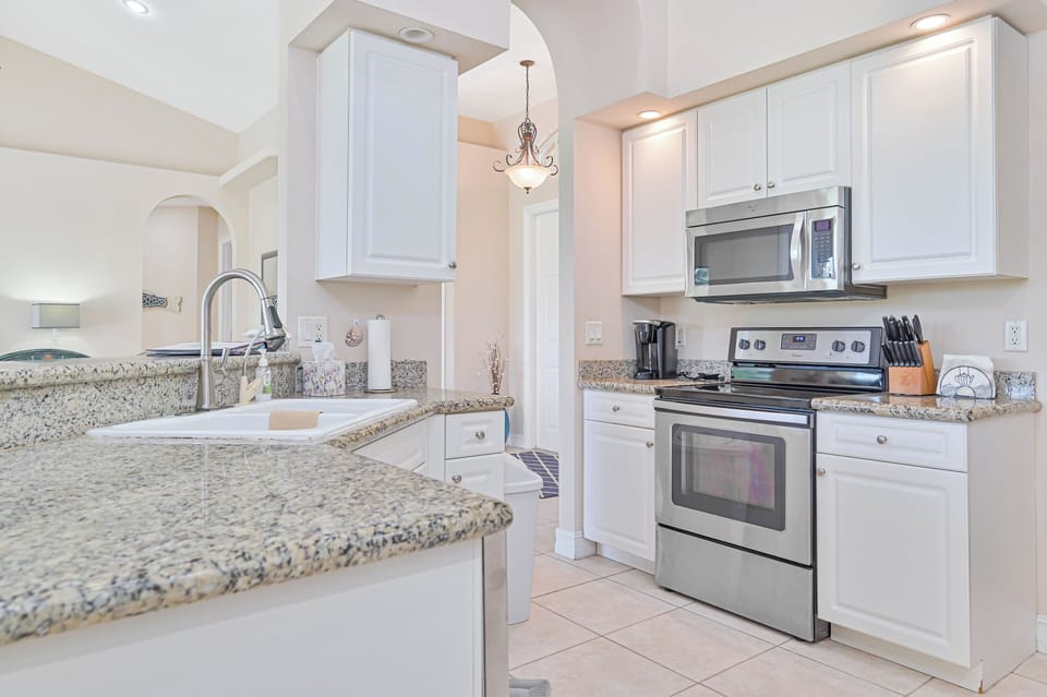 SW28415 - Fully equipped kitchen with breakfast bar.