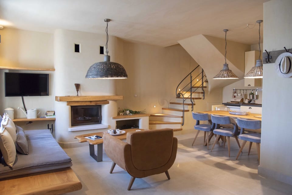 Flat-screen TV, fireplace, DVD player