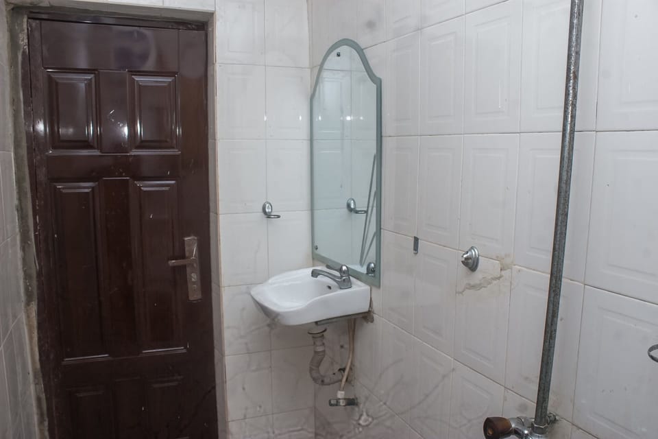 Shower, rainfall showerhead, free toiletries, towels