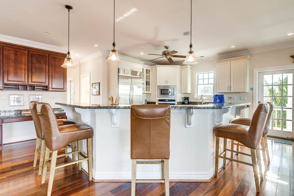 Mid-Level Kitchen with Bar (seats 5)