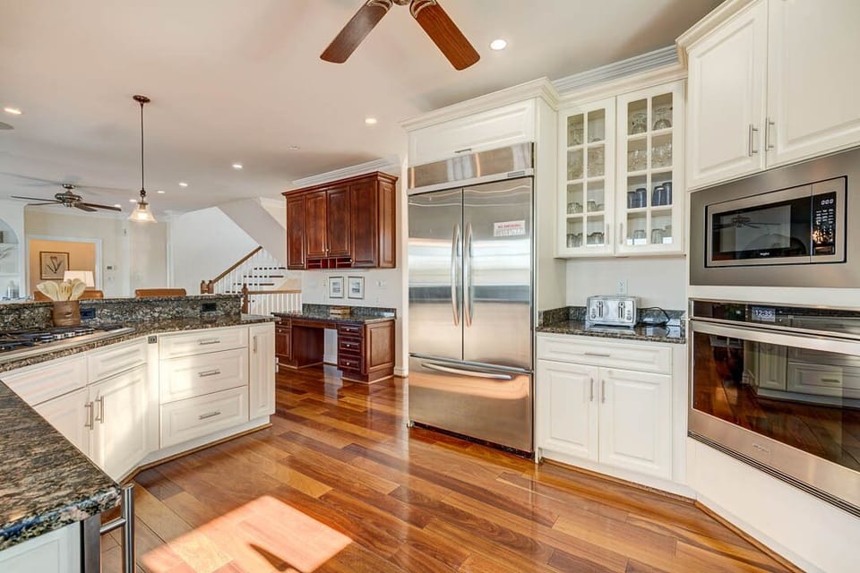 Mid-Level Kitchen with Bar (seats 5)