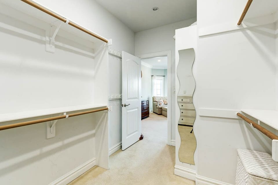 Mid-Level King Master Bedroom Closet