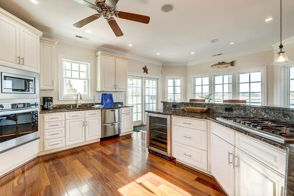 Mid-Level Kitchen with Bar (seats 5)