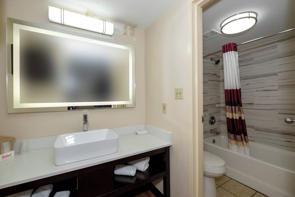 Superior Room, 1 King Bed, Non Smoking | Bathroom | Free toiletries, towels