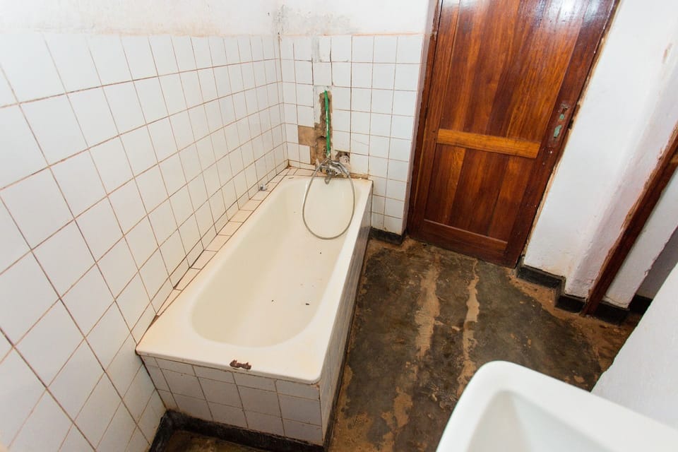 Standard Double Room | Bathroom | Shower, free toiletries, towels