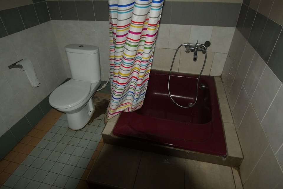 Shower, rainfall showerhead, free toiletries