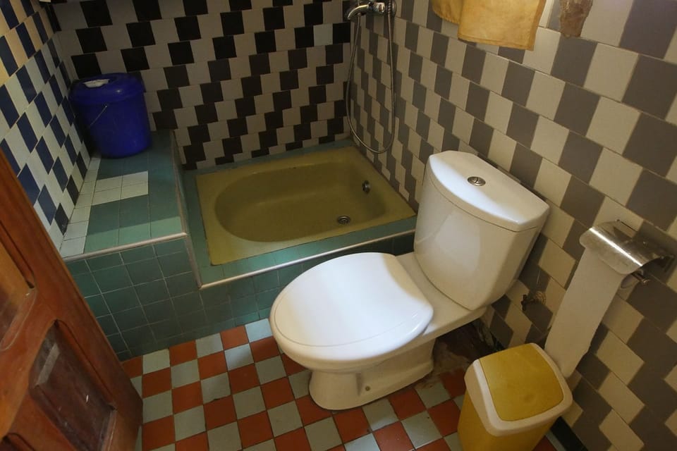 Shower, rainfall showerhead, free toiletries