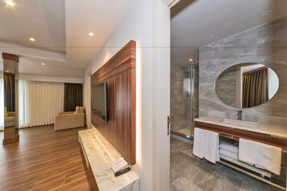 Family Suite Room  | Minibar, in-room safe, desk, laptop workspace