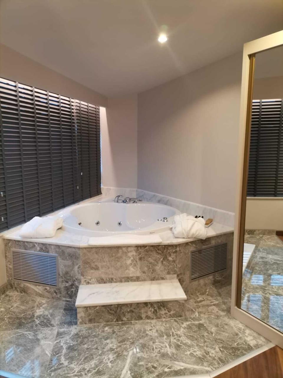 Superior Suite Room with Sea View | Jetted tub