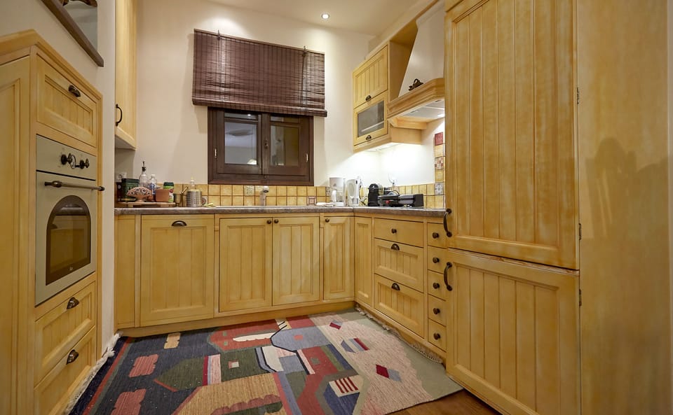 Traditional House | Private kitchen | Full-size fridge, stovetop, dishwasher, espresso maker