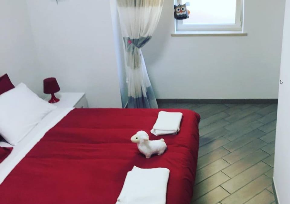 Premium bedding, in-room safe, desk, soundproofing