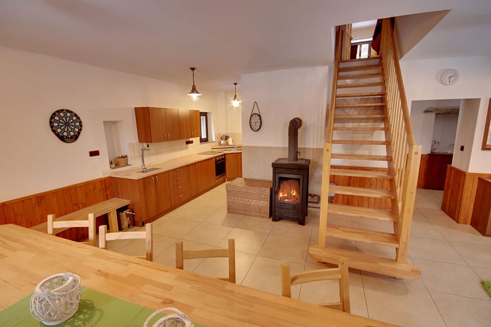 Comfort Chalet, 4 Bedrooms, Non Smoking, Garden View | Living area | Flat-screen TV, fireplace