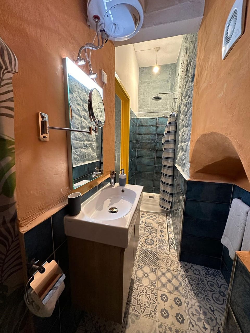 Superior Double Room | Bathroom | Free toiletries, towels