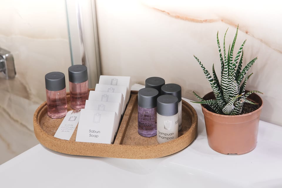 Shower, rainfall showerhead, free toiletries, hair dryer