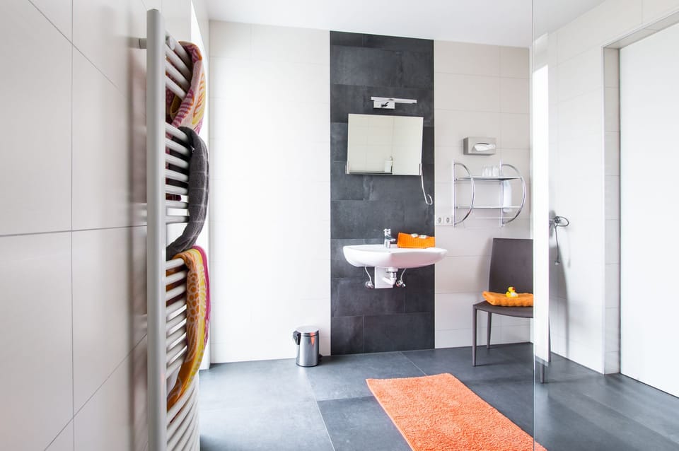 Comfort Apartment, 1 Bedroom, Accessible | Bathroom | Shower, free toiletries, hair dryer, towels