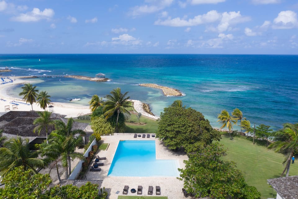 Private beach nearby, white sand, free beach cabanas, beach shuttle