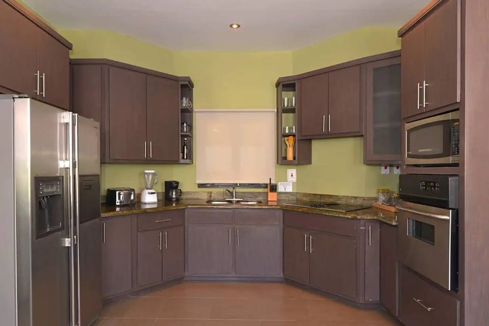 Coffee/tea maker, full-size fridge, microwave, oven