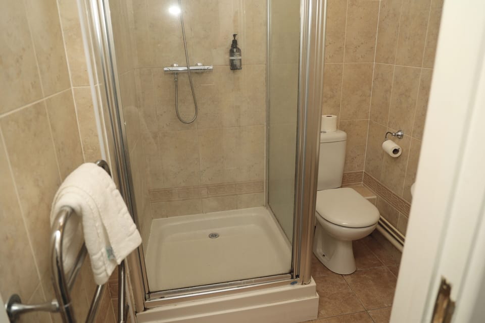 Basic Double Room | Bathroom | Combined shower/tub, free toiletries, hair dryer, towels