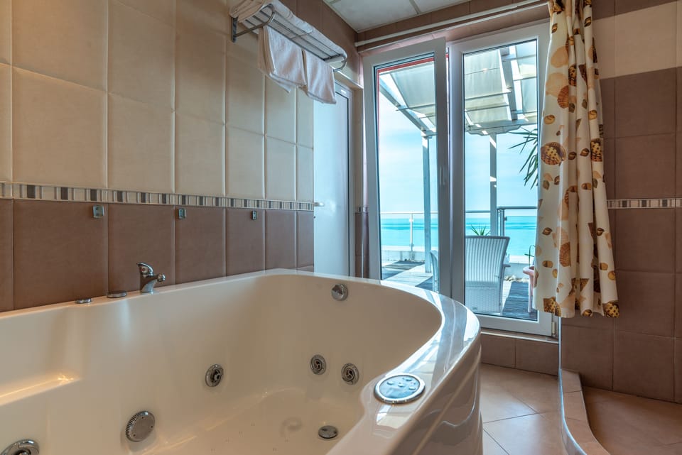 Panoramic Apartment, 1 Bedroom, Hot Tub | Bathroom | Shower, hair dryer, towels