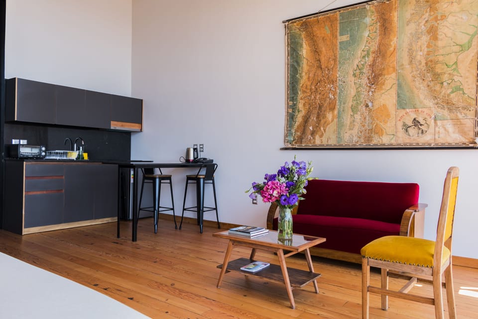 Deluxe Double or Twin Room | Living area