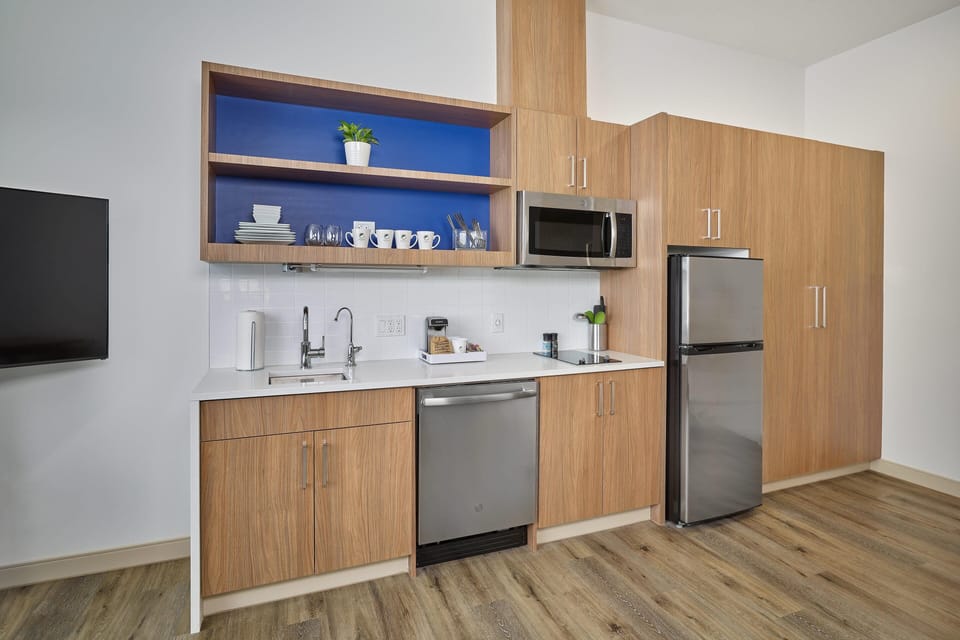 Coffee/tea maker, fridge, microwave