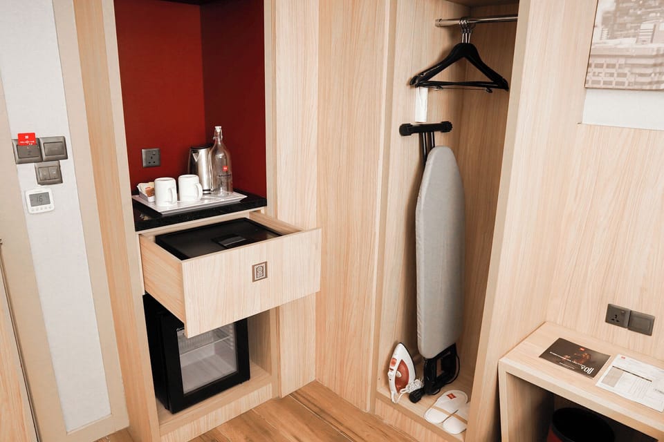 Hypo-allergenic bedding, minibar, in-room safe, desk