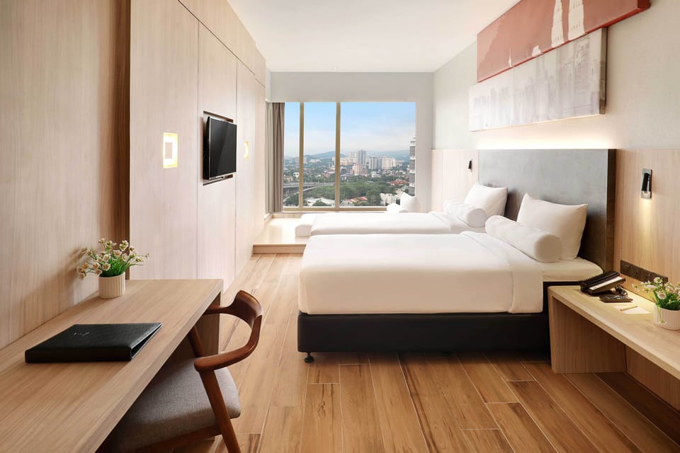 Deluxe Room, 2 Twin Beds | Hypo-allergenic bedding available, minibar, in-room safe, desk