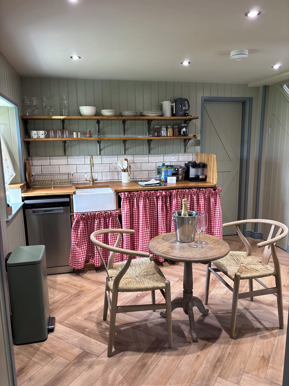 1 Bedroom Lodge (The King's Folly) | Private kitchen | Microwave, coffee/tea maker, electric kettle, cookware/dishes/utensils
