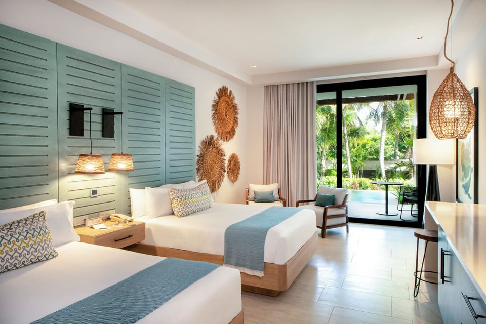 Resort Queen - Swim Up Junior Suite | Free minibar items, in-room safe, desk, laptop workspace