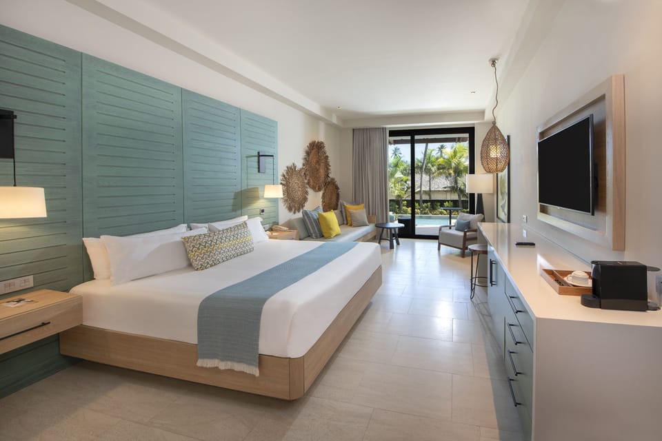 Unique King - Swim Up Junior Suite | 1 bedroom, free minibar items, in-room safe, desk