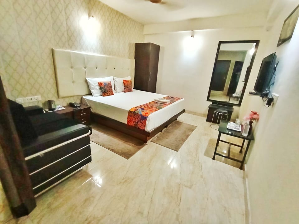 EXECUTIVE AC | 1 bedroom, desk, blackout drapes, soundproofing